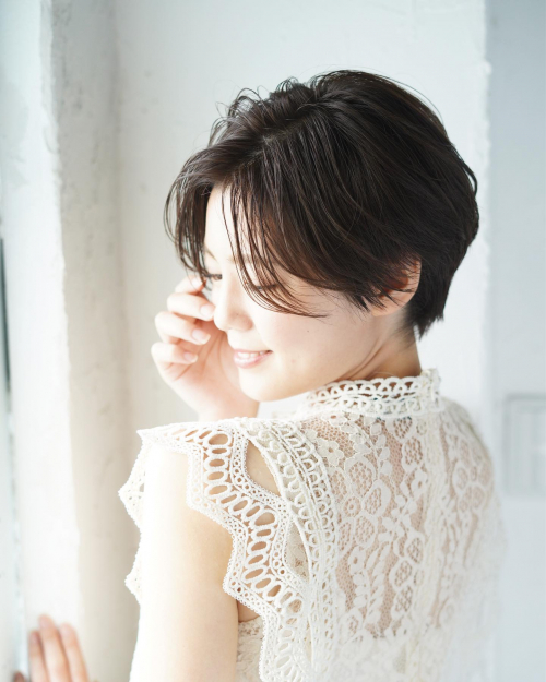ショートヘアの女性