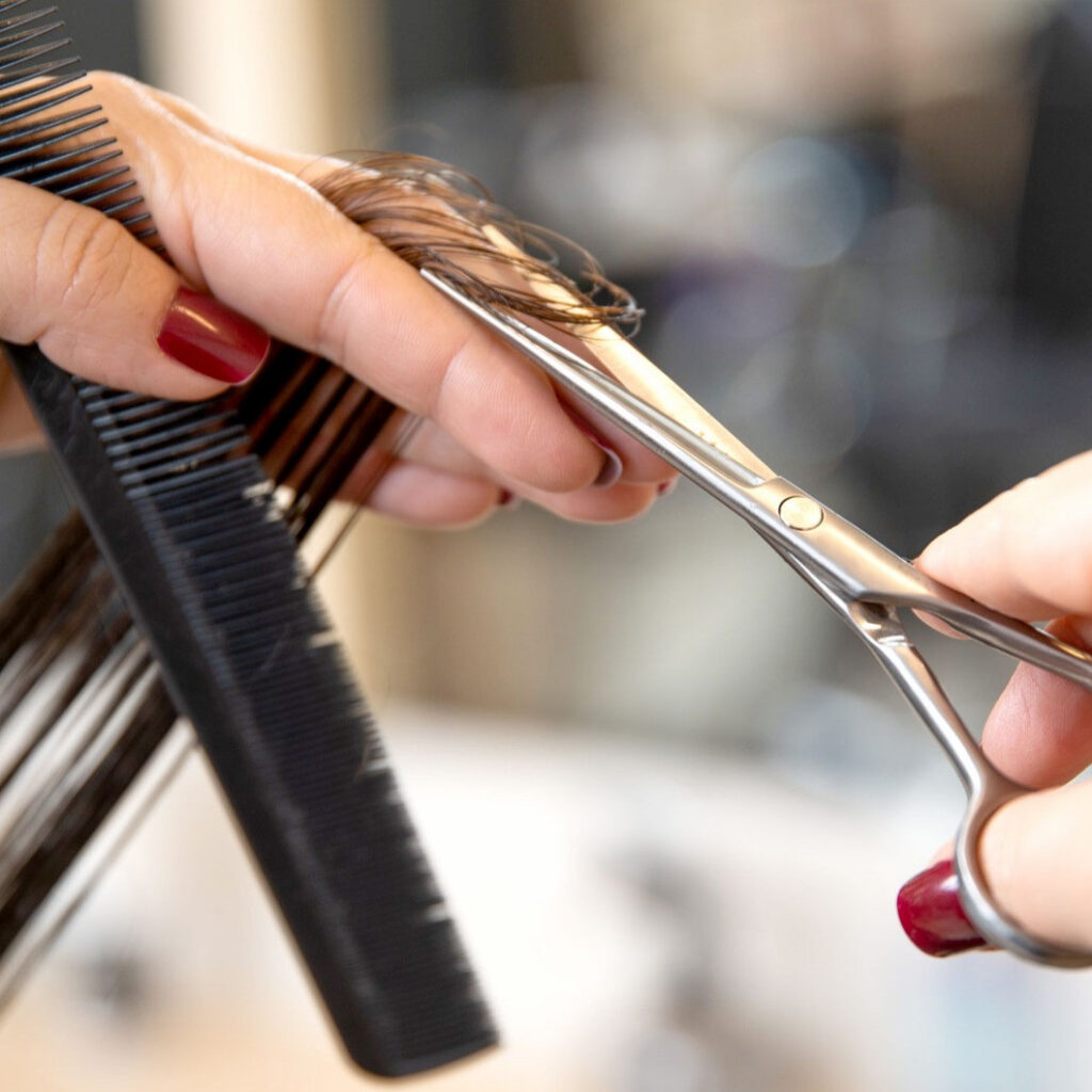 髪をカットしている様子